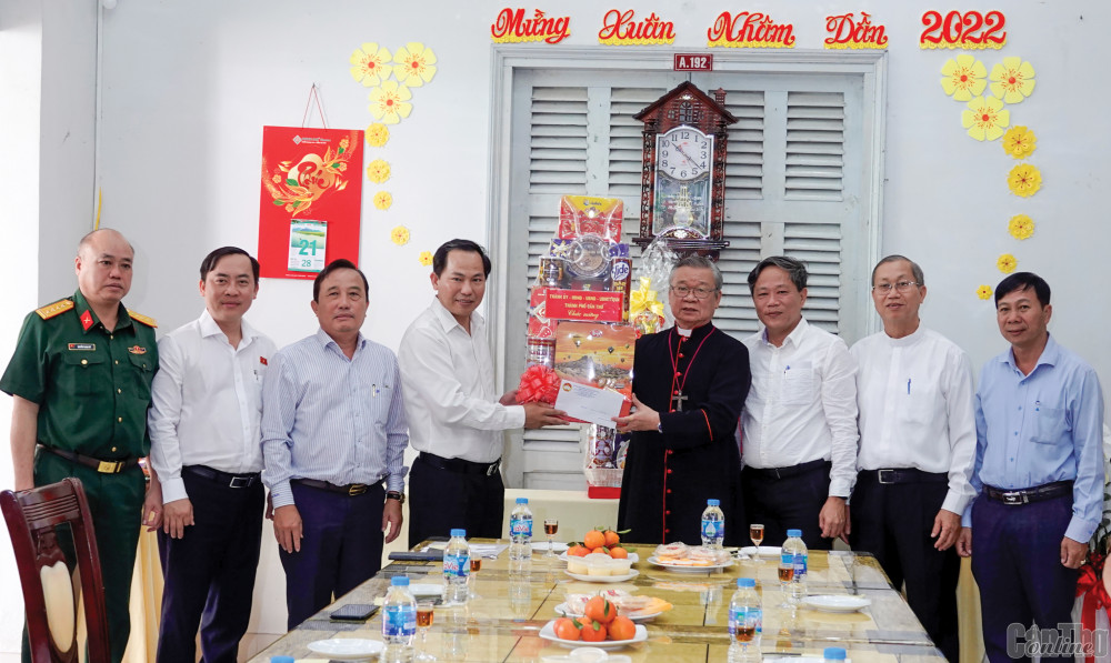 Đồng chí Lê Quang Mạnh, Ủy viên Trung ương Đảng, Bí thư Thành ủy, Trưởng Đoàn đại biểu Quốc hội TP Cần Thơ, cùng các thành viên Đoàn chúc mừng Giáng sinh và tặng quà tại Tòa Giám mục Cần Thơ. Ảnh: NGỌC QUYÊN
