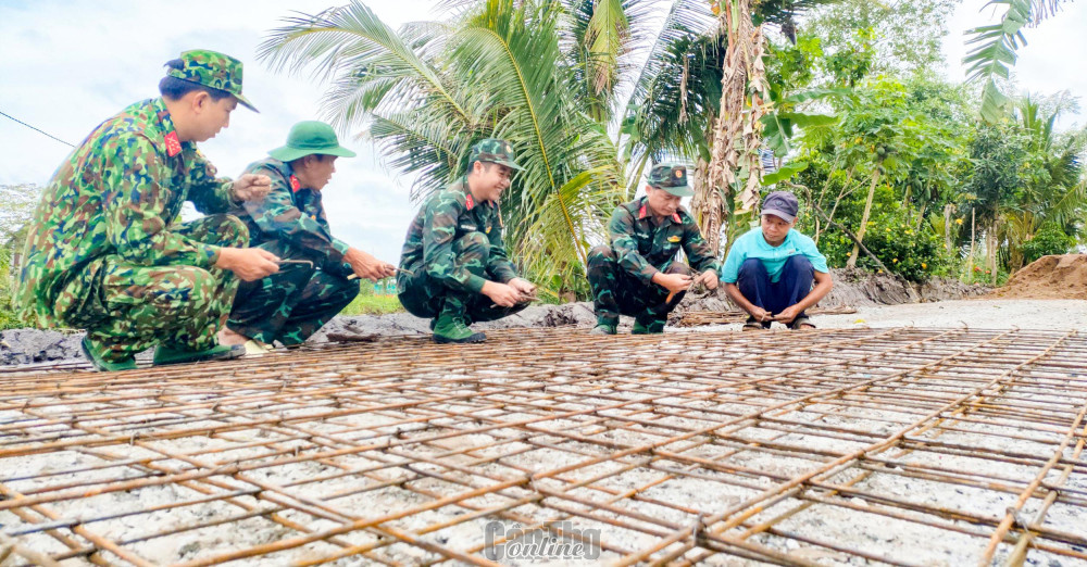Bộ đội tham gia giúp dân trong Tết Quân Dân năm 2023 ở phường Thạnh Hòa, quận Thốt Nốt.