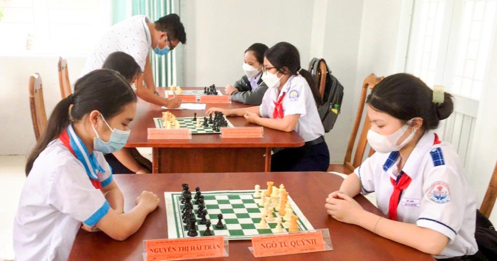Các VĐV tranh tài môn Cờ vua tại Đại hội TDTT quận Bình Thủy lần thứ IX năm 2022.