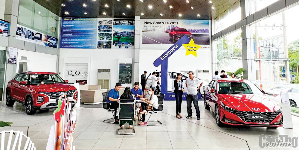 Doanh nghiệp chủ động cân đối nhu cầu vốn DN cần tự cân đối dòng tiền, cơ cấu các khoản vay để đảm bảo hiệu quả kinh doanh. Trong ảnh: Khách hàng tham khảo các mẫu ô tô tại showroom của Hyundai Tây Đô.