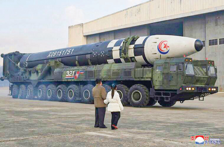 Nhà lãnh đạo Triều Tiên Kim Jong-un và con gái thị sát tên lửa Hwasong-17. Ảnh: KCNA