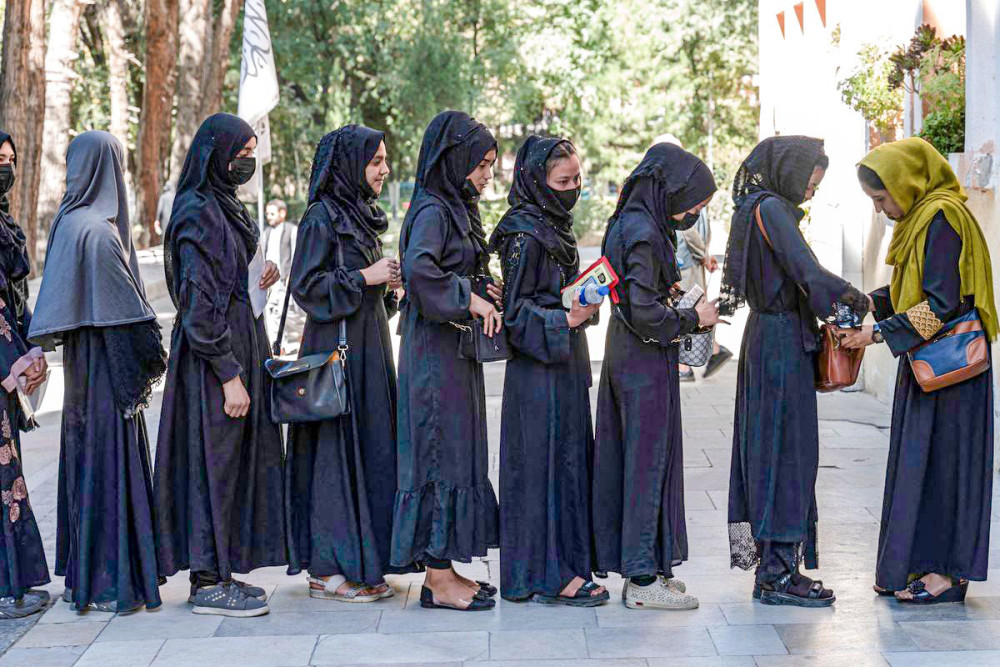 Các nữ sinh Afghanistan tham gia thi tuyển sinh tại Đại học Kabul vào tháng 10. Ảnh: Getty Images