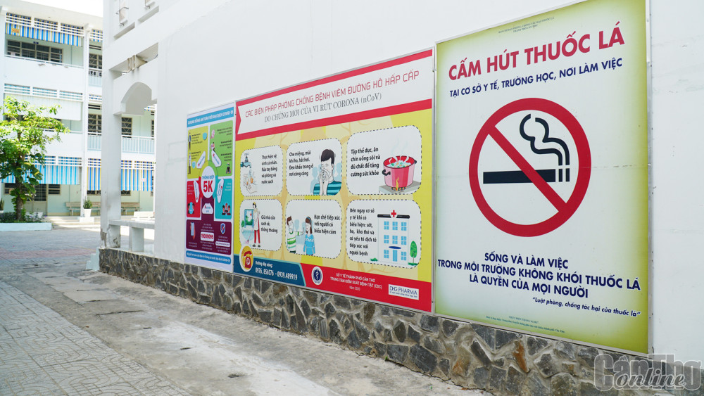 Bảng tuyên truyền cấm hút thuốc lá ở Trường THPT Phan Ngọc Hiển (quận Ninh Kiều).