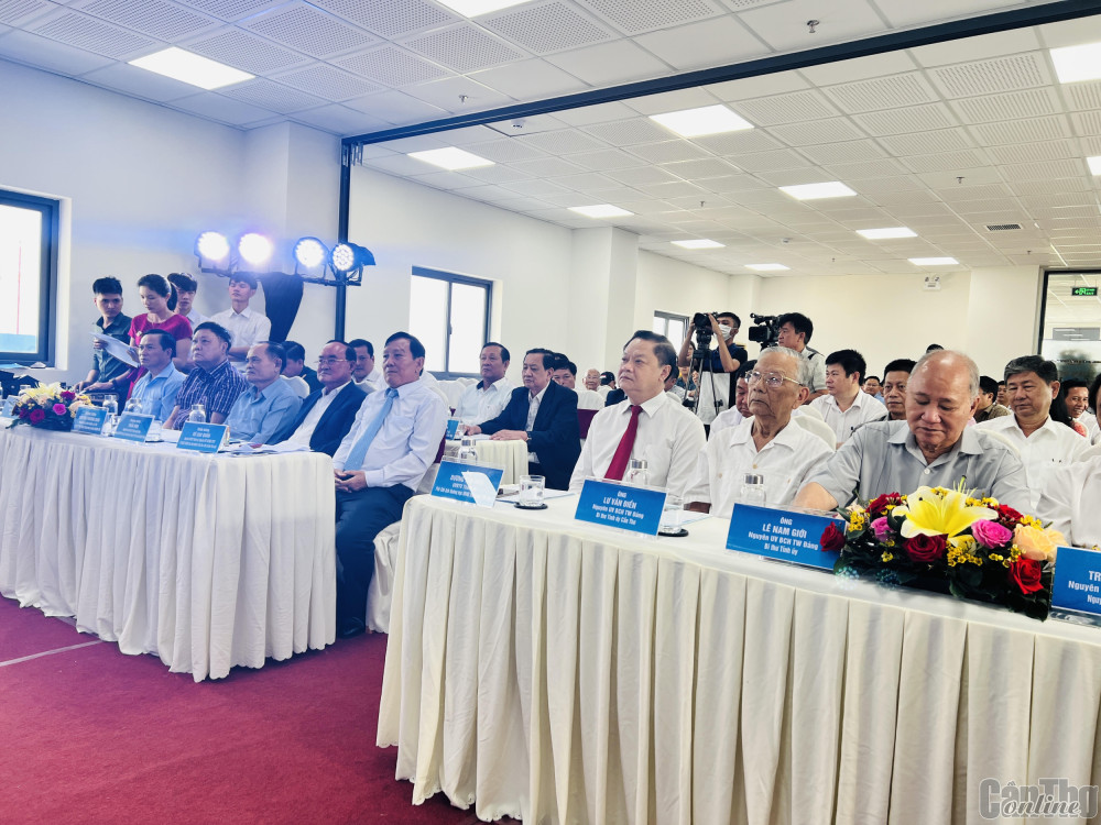 Các đại biểu tham dự buổi lễ.