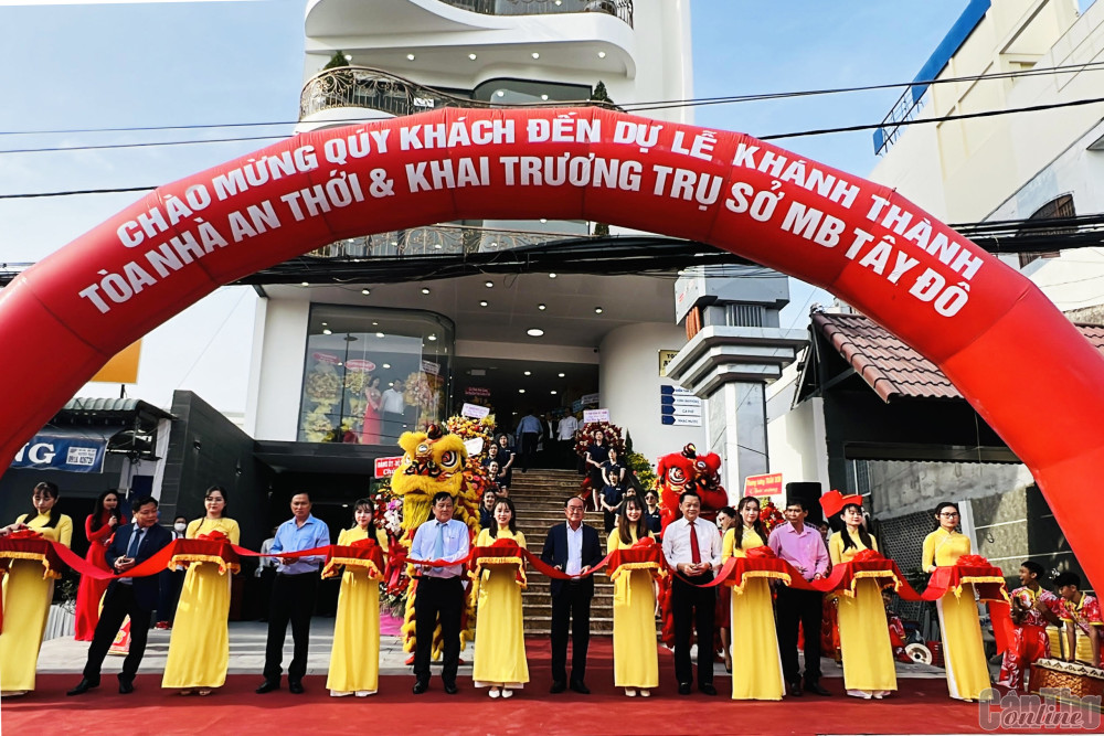 Các đại biểu thực hiện nghi thức cắt băng khánh thành tòa nhà An Thới và khai trương trụ sở MB Tây Đô.