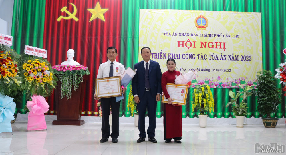 Đồng chí Nguyễn Trí Tuệ trao Huân chương Lao động hạng Nhì  cho đồng chí Nguyễn Thanh Thiên và Huân chương Lao động hạng Ba cho đại diện tập thể Văn phòng TAND TP Cần Thơ 