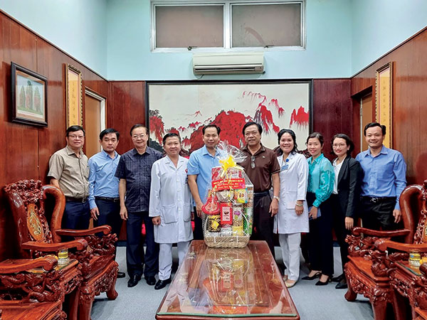 Ðồng chí Lê Quang Mạnh thăm, chúc Tết tại các bệnh viện ở TP Hồ Chí Minh