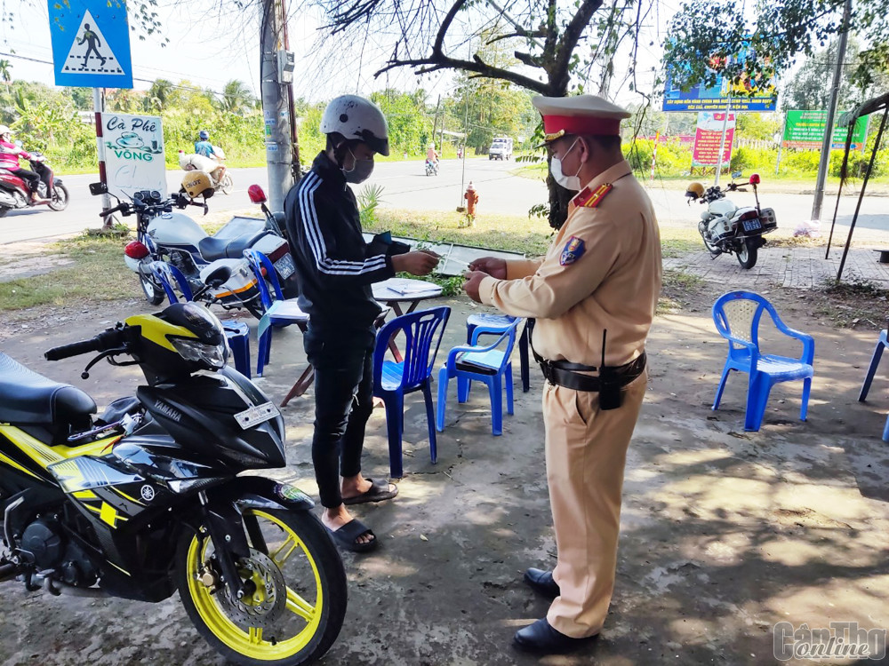 CSGT-TT Công an quận Ô Môn kiểm tra việc chấp hành quy định của Luật Giao thông đường bộ đối với người điều khiển phương tiện trên đường Tôn Đức Thắng.