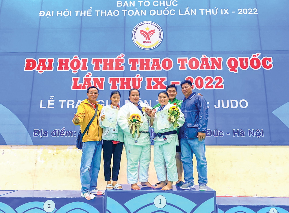 Thanh Thanh (thứ ba từ trái qua) và các đồng đội, HLV Judo Cần Thơ. Ảnh: CTV