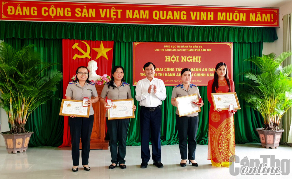 Đồng chí Nguyễn Ngọc Hè trao  kỷ niệm chương “Vì sự nghiệp tư pháp” cho các cá nhân đã có nhiều công lao, đóng góp xây dựng ngành Tư pháp Việt Nam.
