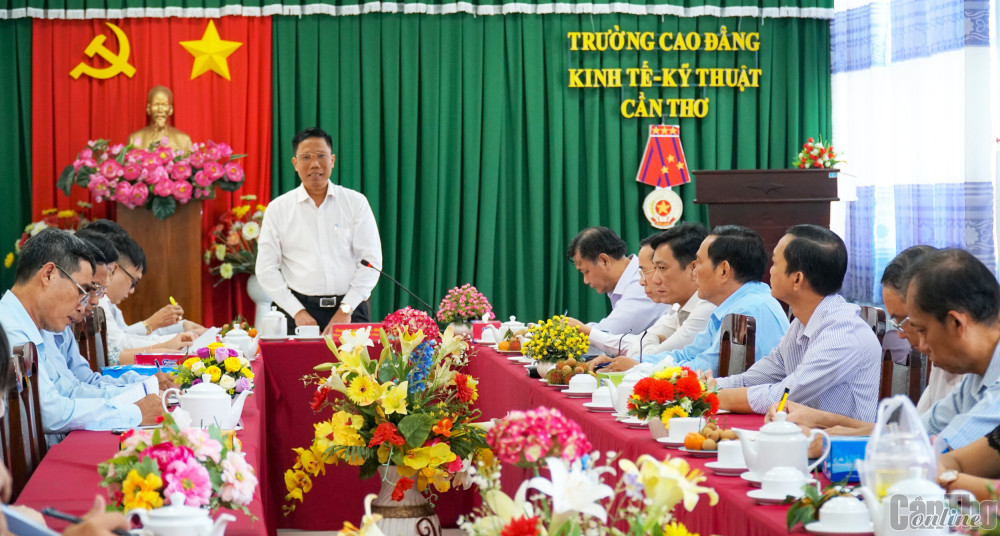 Hội nghị kiểm điểm tập thể lãnh đạo Trường Cao đẳng Kinh tế - Kỹ thuật Cần Thơ Đồng chí Nguyễn Thực Hiện phát biểu tại hội nghị. Ảnh: B.NG