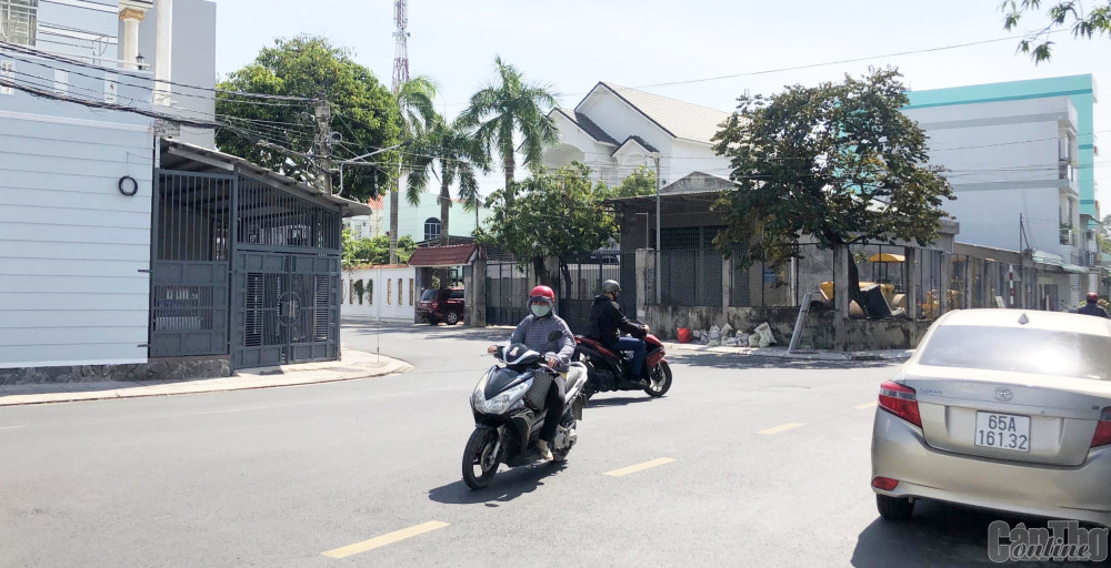 Các phương tiện lưu thông tại đoạn giao nhau giữa đường Phạm Hữu Lầu với đường Đồng Văn Cống và đường Đồng Ngọc Sứ.