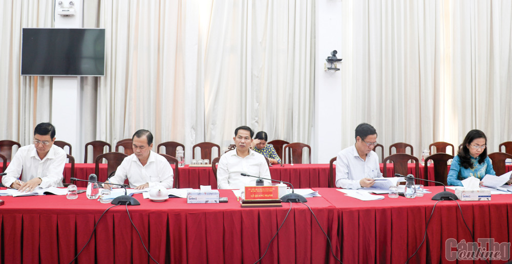 Đồng chí Lê Quang Mạnh (giữa), Ủy viên Trung ương Đảng, Bí thư Thành ủy Cần Thơ, dự hội nghị kiểm điểm tập thể, cá nhân Ban cán sự đảng UBND thành phố.