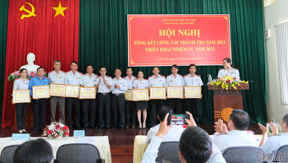 Các tập thể, cá nhân có nhiều đóng góp trong công tác được nhận giấy khen của Chánh Thanh tra TP Cần Thơ.