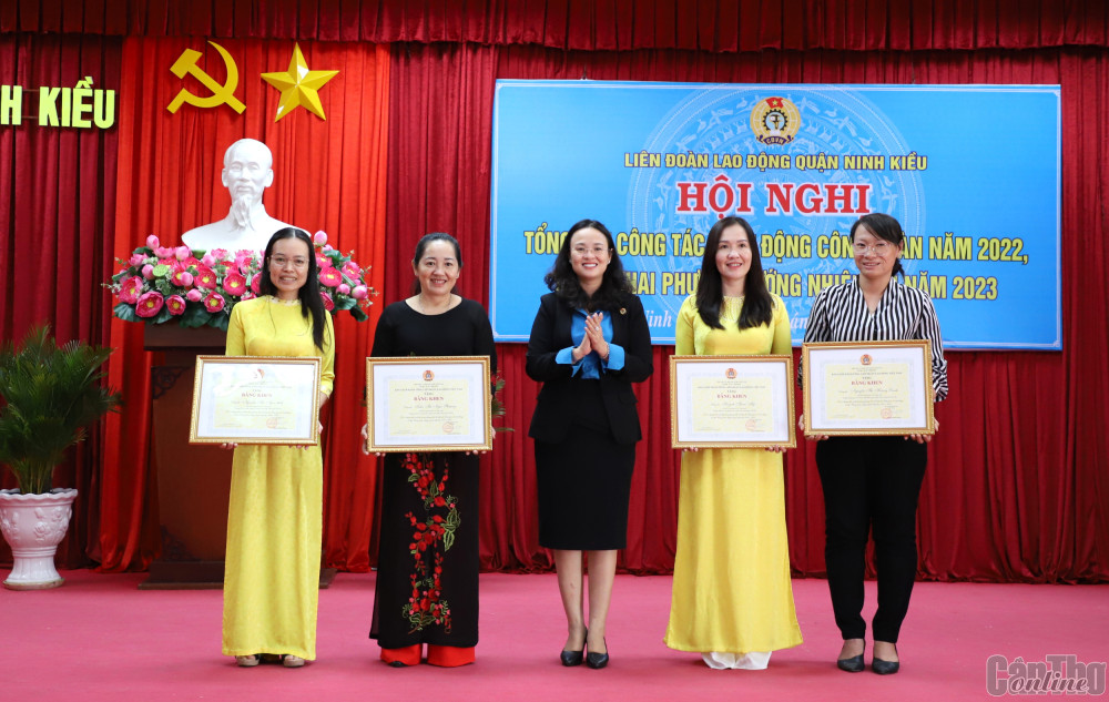 Bà Lê Thị Sương Mai, Chủ tịch LĐLĐ TP Cần Thơ tặng Bằng khen của Tổng LĐLĐ Việt Nam cho các cá nhân đạt thành tích xuất sắc trong phong trào thi đua lao động giỏi và hoạt động công đoàn vững mạnh năm học 2021-2022. Ảnh: Hồng Vân