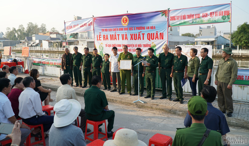 Các thành viên Tổ CCB tình nguyện vì môi trường trong lễ ra mắt.