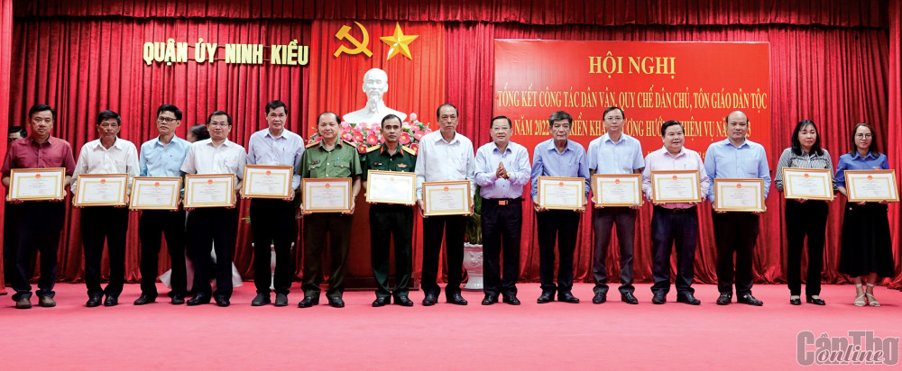 Các tập thể hoàn thành tốt công tác dân vận năm 2022 được UBND quận Ninh Kiều tặng Giấy khen.