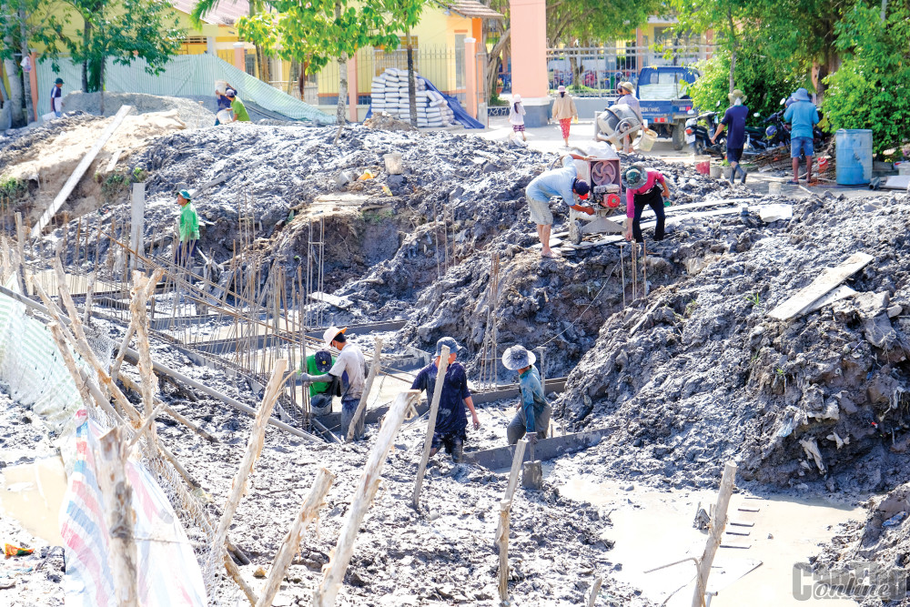 Xây dựng bờ kè kết hợp công viên tạo điểm vui chơi cho người dân ở xã Định Môn.
