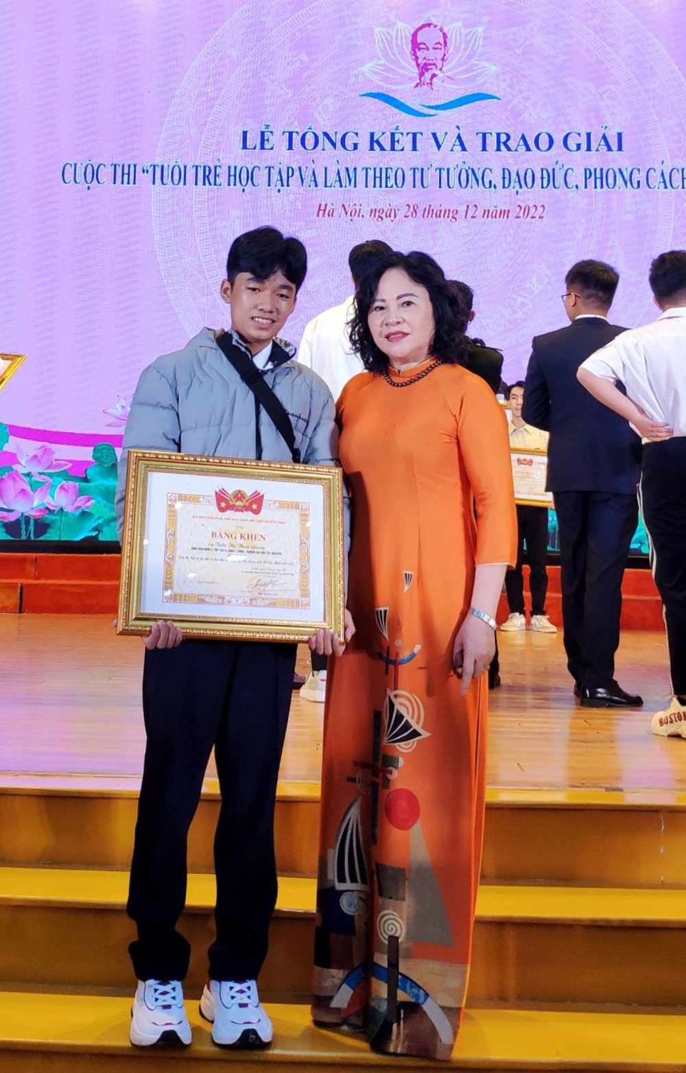 Em Nguyễn Phước Sang chụp hình lưu niệm với Thứ trưởng Bộ Giáo dục và Đào tạo Ngô Thị Minh tại buổi lễ trao giải. Ảnh: Sở GD&ĐT TP Cần Thơ cung cấp