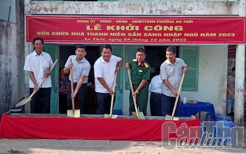 Khởi công sửa chữa nhà cho thanh niên sẵn sàng lên đường nhập ngũ năm 2023 Lãnh đạo phường An Thới và đơn vị tài trợ thực hiện nghi thức khởi công sửa chữa nhà cho gia đình anh Lương Vạn Tỷ.