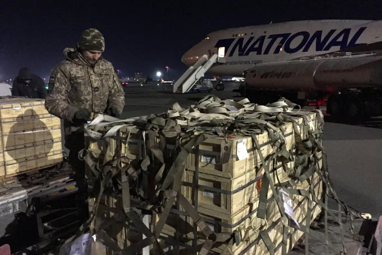 Lô vũ khí Mỹ viện trợ cho Ukraine. Ảnh: Reuters