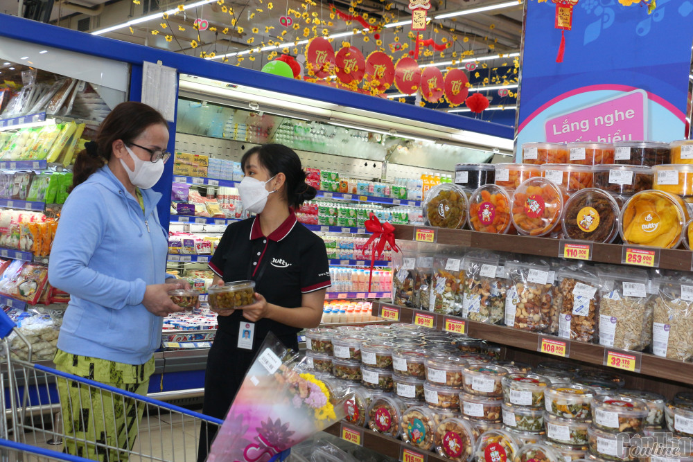 Khách hàng mua sắm Tết tại siêu thị Co.opmart Cần Thơ. Ảnh: N.H