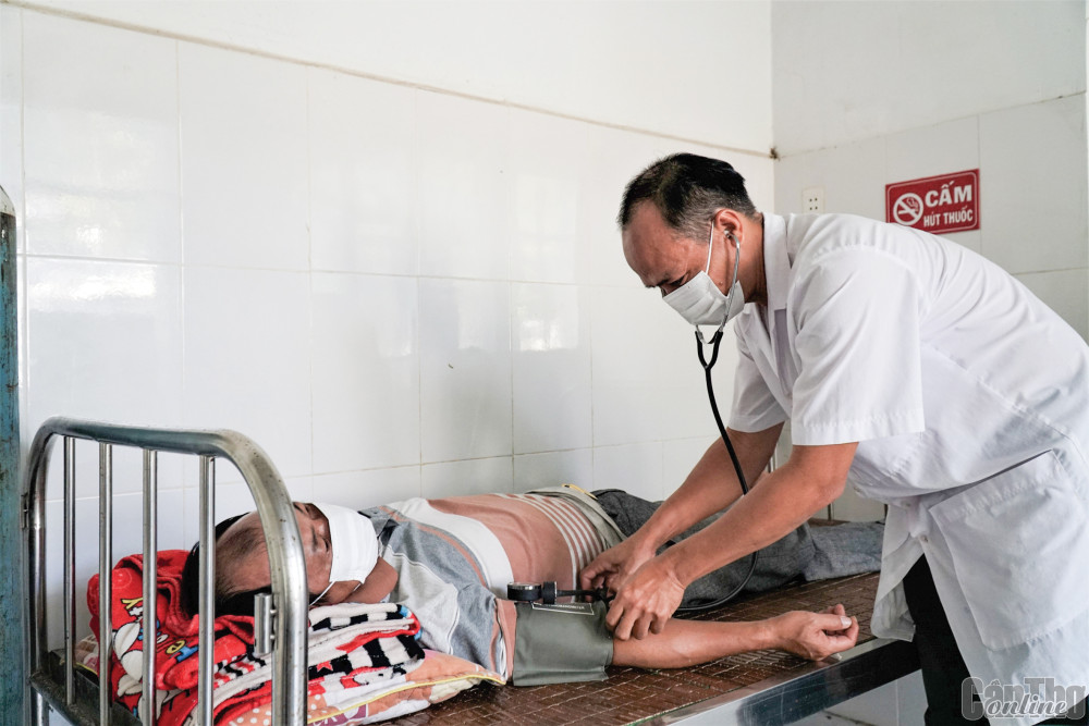 Bác sĩ Bệnh xá Quân dân y Trung đoàn 152 khám bệnh cho người dân trên đảo Thổ Chu.