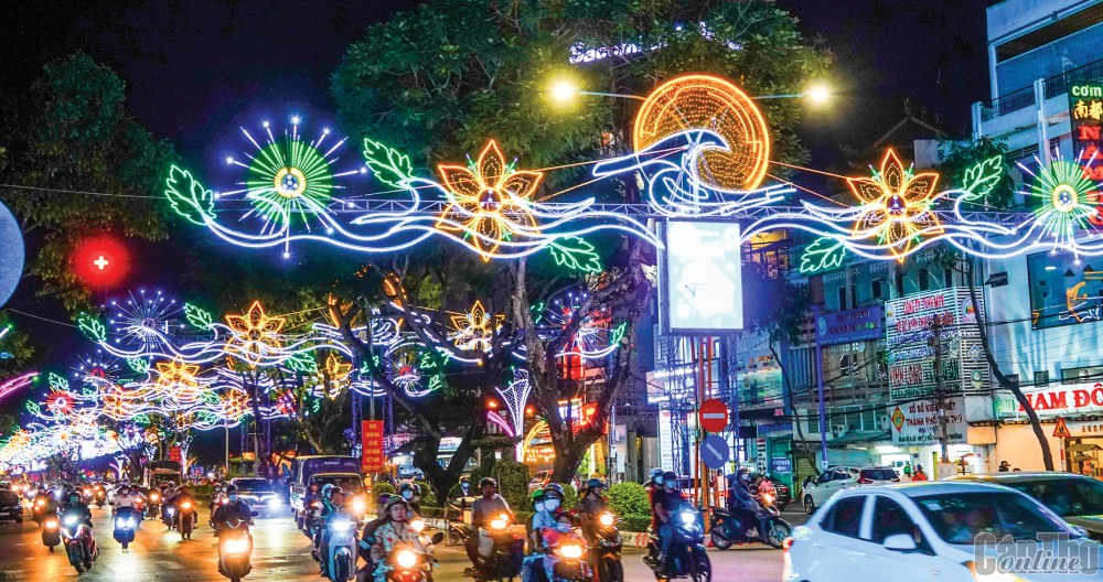 Từ ngày 22-12-2022, Đường đèn nghệ thuật TP Cần Thơ đã chính thức sáng đèn, hoạt động đến ngày 30-6-2023. Đường đèn từ giao lộ 30 Tháng 4 - Quang Trung đến trước trụ sở UBND TP Cần Thơ, với thiết kế rực rỡ, hiện đại.