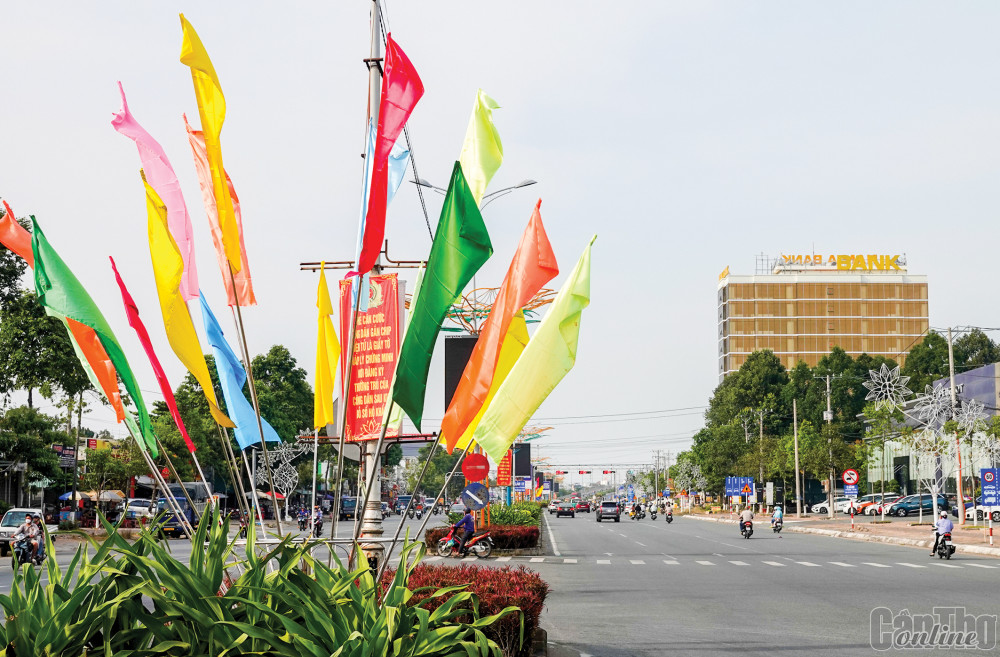 Các quận, huyện trên địa bàn thành phố cũng tập trung chỉnh trang đô thị, trang trí đường phố nhân dịp năm mới 2023. Trong ảnh: Đường Quang Trung trên địa bàn quận Cái Răng khang trang.