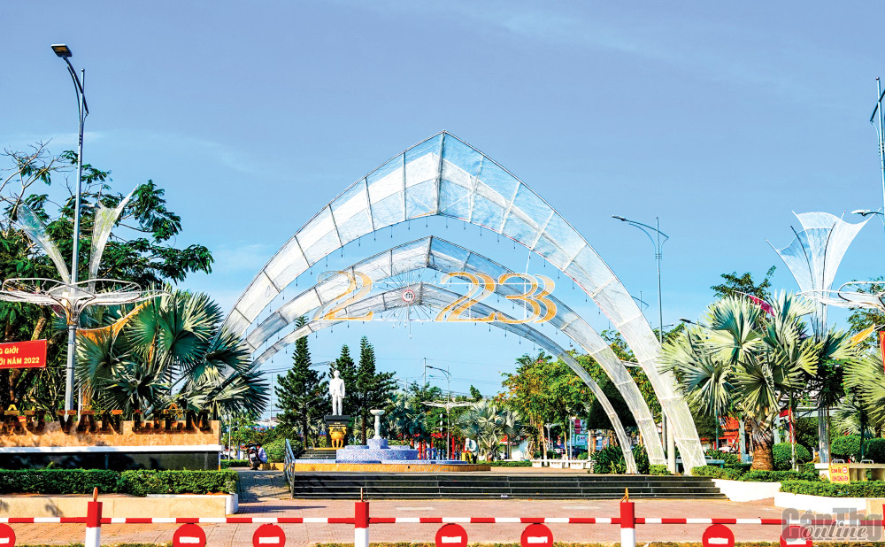 Ở quận Ô Môn, bên cạnh đường đèn trên đường 26 Tháng 3, cổng chào trước Công viên Châu Văn Liêm, phường Châu Văn Liêm, được thiết kế đẹp, cũng tạo nên điểm nhấn cho đô thị.