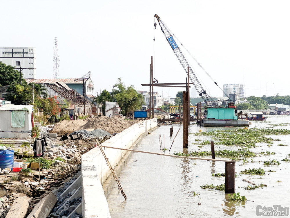 Công trình Kè bờ sông Cần Thơ - Ứng phó biến đổi khí hậu TP Cần Thơ đang được tập trung thi công.