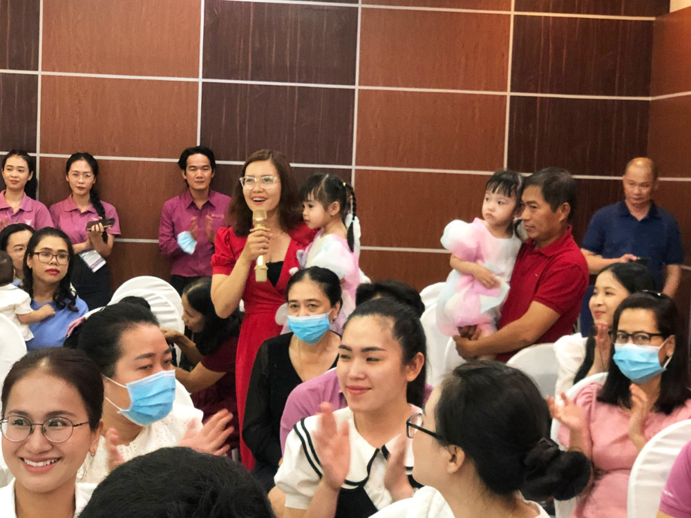 Một gia đình chia sẻ hành trình điều trị và gởi lời tri ân đến tập thể thầy thuốc Bệnh viện Quốc tế Phương Châu. Ảnh: H.HOA 