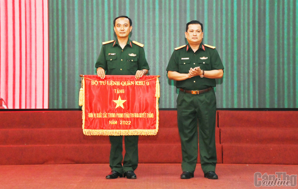 Đại tá Chiêm Thống Nhất, Ủy viên Ban Thường vụ Thành ủy, Chỉ huy trưởng Bộ CHQS thành phố trao Cờ đơn vị xuất sắc của Bộ Tư lệnh Quân khu 9 cho lãnh đạo Ban CHQS quận Cái Răng.