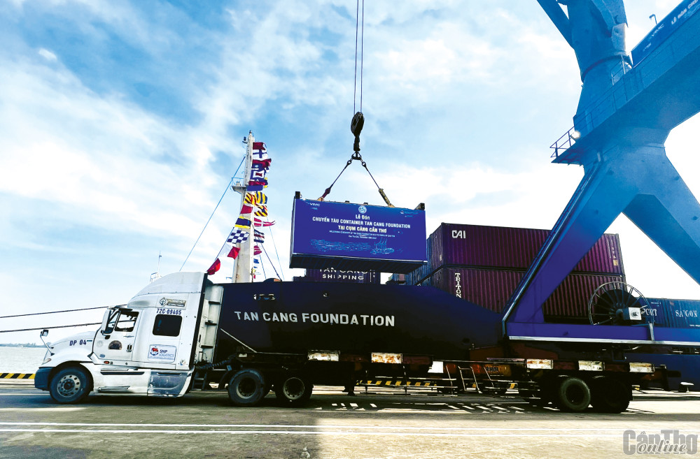 Những container hàng đầu tiên của chuyến tàu Container Tan Cang Foundation được xếp dỡ tại Cảng Tân Cảng Cái Cui.