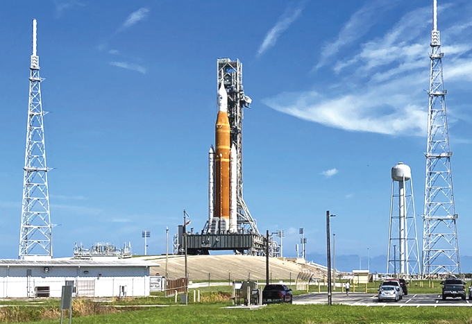 Tên lửa đẩy SLS và phi thuyền Orion của NASA. Ảnh: AFP
