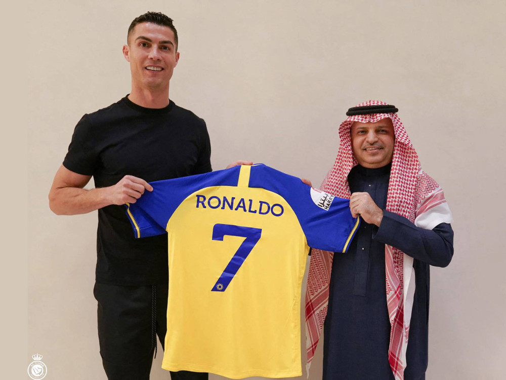 Ronaldo (trái) giới thiệu áo đấu cùng Chủ tịch CLB Al-Nassr, Musalli Al-Muammar. Ảnh: AFP