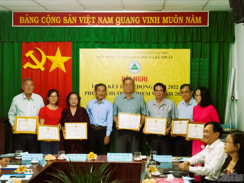 Liên hiệp các Hội Khoa học và kỹ thuật khen thưởng cho các tập thể, cá nhân đạt thành tích cao trong hoạt động hội năm 2022.
