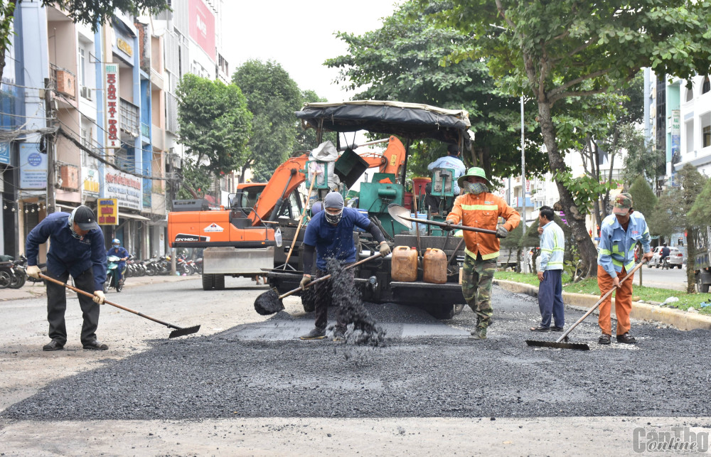 Công nhân khẩn trương thảm nhựa mặt đường Nguyễn An Ninh, quận Ninh Kiều. Ảnh: X.ĐÀO