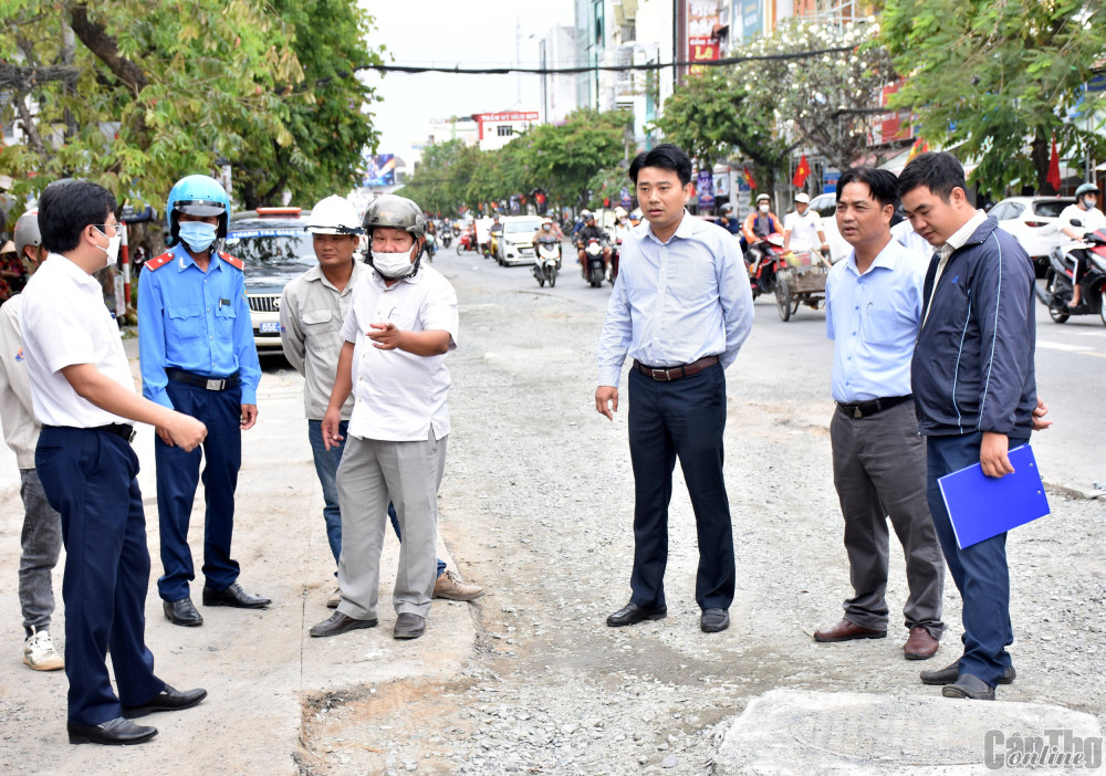 Ông Nguyễn Đăng Khoa, Phó Giám đốc Sở GTVT TP Cần Thơ (đứng thứ 3, từ phải sang) cùng các đơn vị có liên quan kiểm tra tiến độ thi công của các đơn vị thi công trên đường Lý Tự Trọng, quận Ninh Kiều. Ảnh: X.ĐÀO.