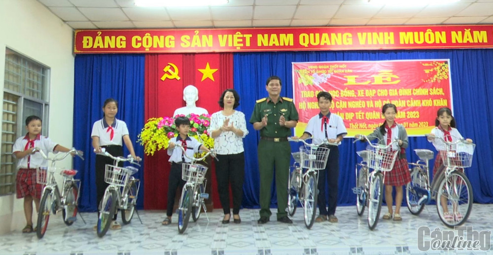 Ban tổ chức Tết Quân Dân tặng học bổng, xe đạp cho học sinh vượt khó học tốt Ban Tổ chức Tết Quân Dân tặng xe đạp cho học sinh ở phường Thạnh Hòa.