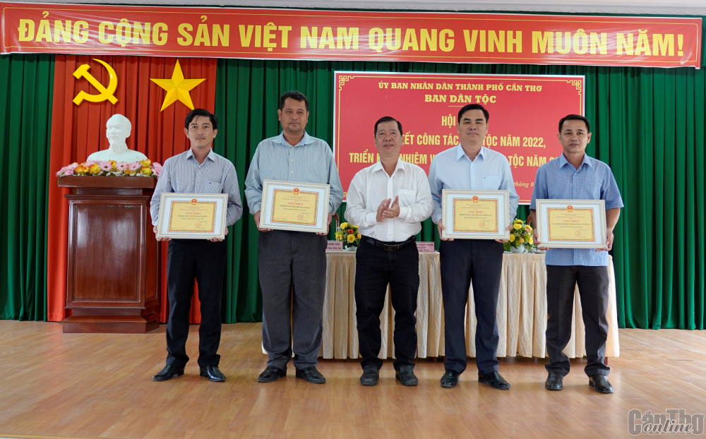 Ông Lê Trung Kiên, Trưởng Ban Dân tộc thành phố, trao Giấy khen các tập thể hoàn thành tốt nhiệm vụ trong năm 2022. Ảnh: NGỌC QUYÊN