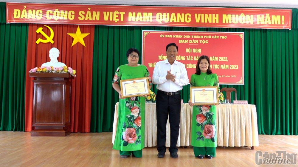 Ông Nguyễn Thực Hiện trao Bằng khen của UBND TP cho các tập thể hoàn thành xuất sắc nhiệm vụ năm 2021-2022. Ảnh: NGỌC QUYÊN