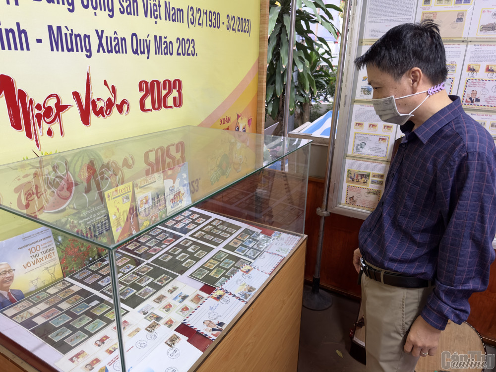 Trưng bày tem bưu chính tại sự kiện “Sắc xuân miệt vườn 2023” Trưng bày tem bưu chính “Mừng Đảng quang vinh - Mừng xuân Quý Mão 2023”.