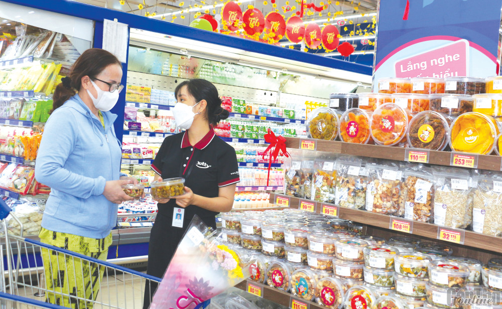 Chọn bánh kẹo, mứt cho ngày Tết Khách hàng chọn mua mứt Tết tại Siêu thị Co.opmart Cần Thơ.