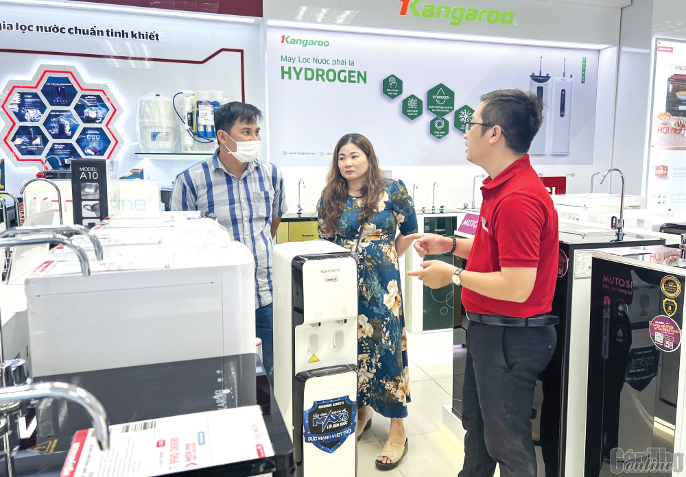 Khách hàng tìm mua máy lọc nước nóng, lạnh được bán với giá ưu đãi mùa Tết 2023 tại Trung tâm mua sắm Nguyễn Kim - Cần Thơ.