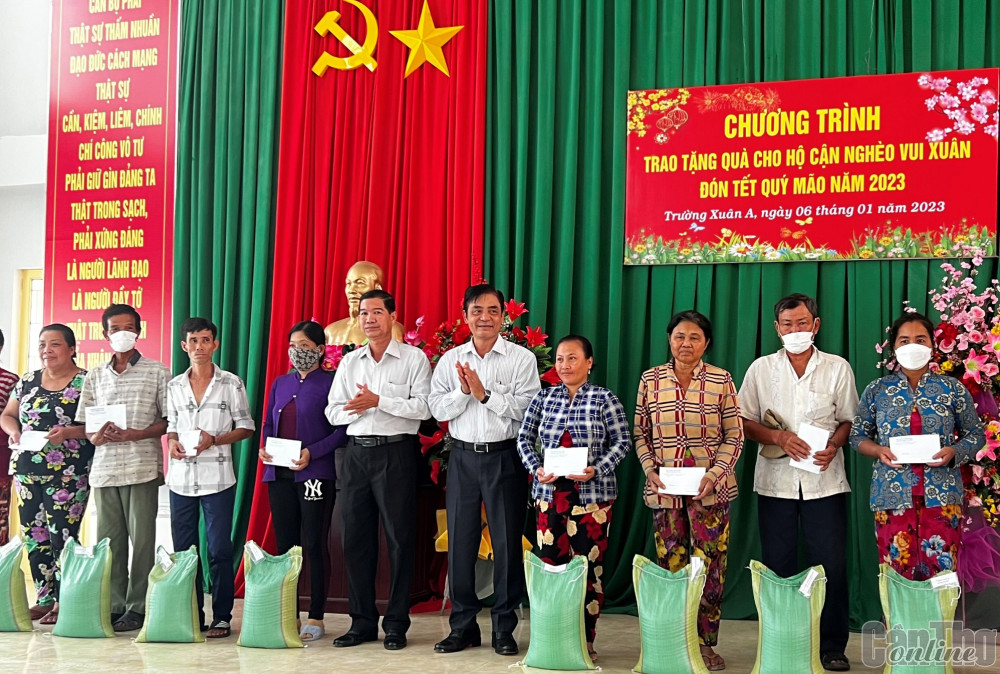 Đồng chí Nguyễn Xuân Hải tặng quà Tết hộ cận nghèo ở xã Trường Xuân A. Ảnh: C.H