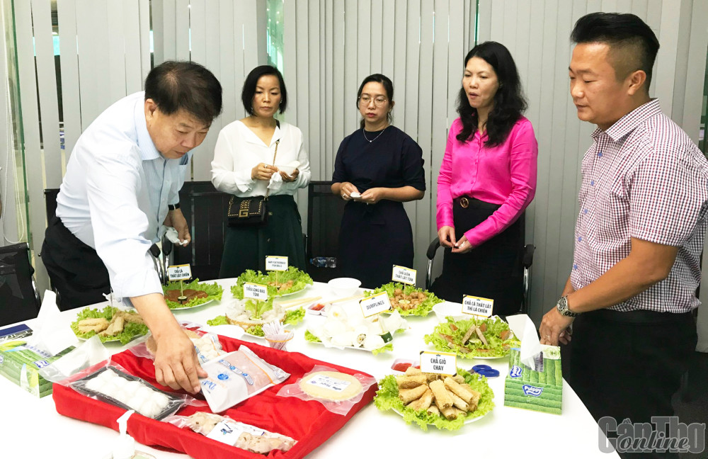Công ty cổ phần thực phẩm Phạm Nghĩa hiện là một trong những đơn vị đã đưa được nhiều sản phẩm lên quảng bá, giới thiệu trên sàn thương mại điện tử chonongsancantho.vn. Trong ảnh: Công ty giới thiệu các sản phẩm của mình cho các đối tác, khách hàng.