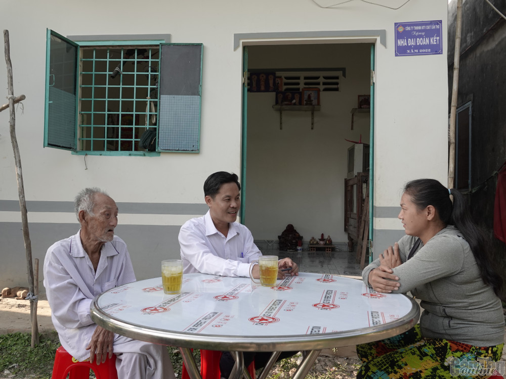 Tận tụy phục vụ nhân dân