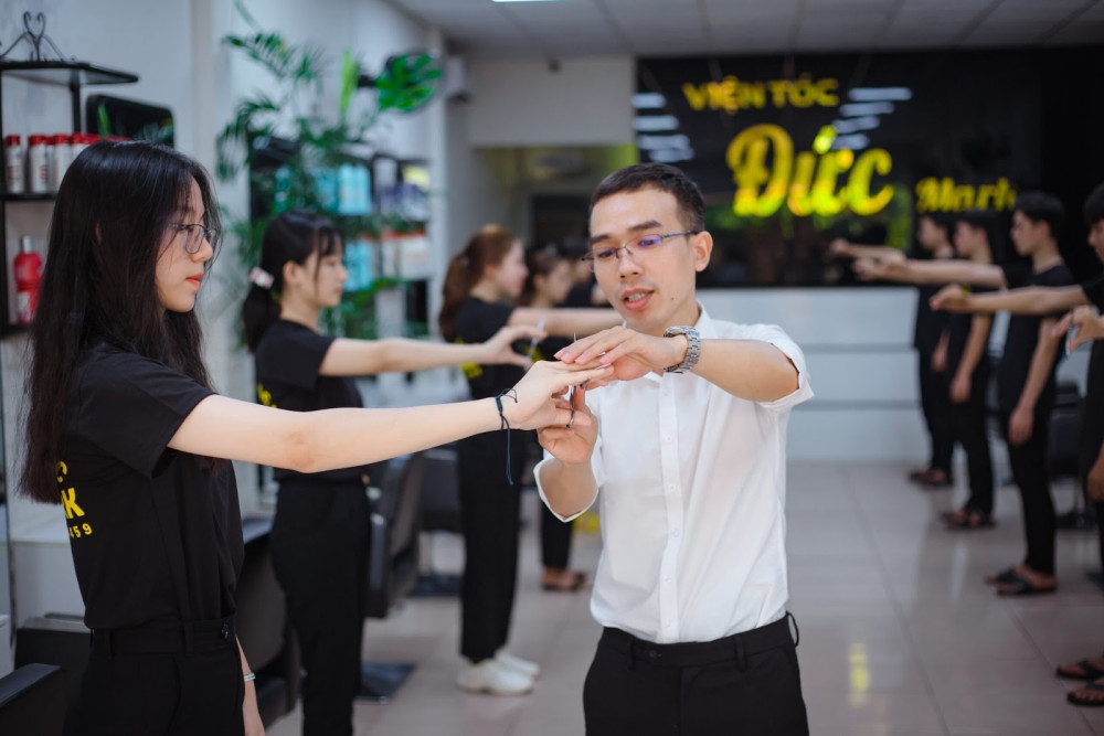 Khóa dạy nghề tóc miễn phí mới nhất tại Viện tóc Đức Mark