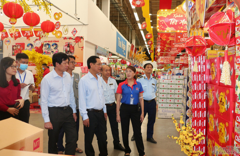 Đoàn kiểm tra làm việc tại Trung tâm MM Mega Market Hưng Lợi. Ảnh: N.H 